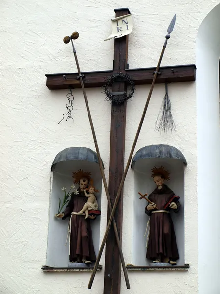 Vieilles croix en bois et figures religieuses — Photo