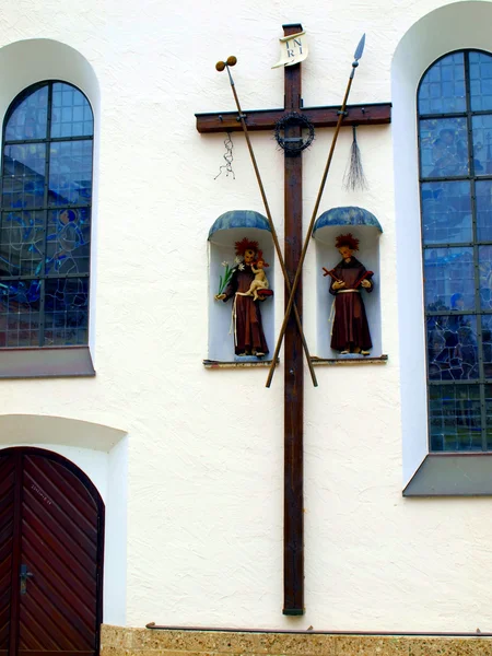 Antigua cruz de madera y figuras religiosas —  Fotos de Stock