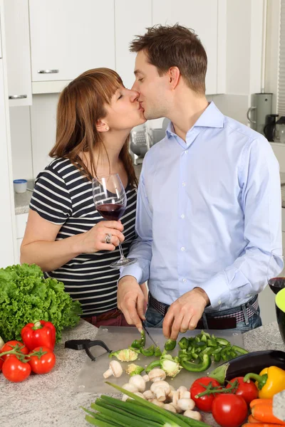 年轻的夫妇，在他们的厨房接吻 — 图库照片
