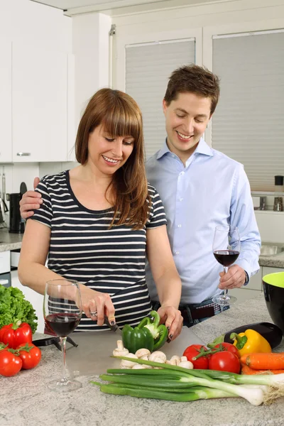 Giovane coppia preparare insalata — Foto Stock