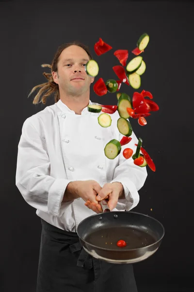 Gemüse beim Kochen werfen — Stockfoto