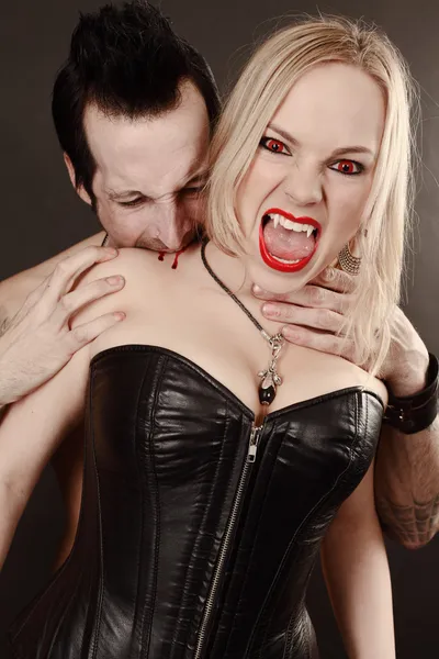 Vrouwelijke vampier gebeten door mannetje — Stockfoto
