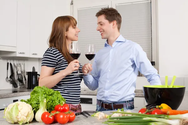Jeune couple boire du vin dans la cuisine — Photo