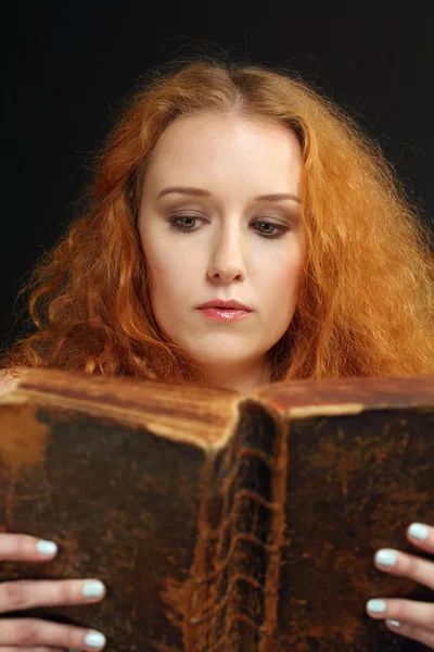 Νεαρή γυναίκα ανάγνωση μια παλιά Αγία Γραφή — Φωτογραφία Αρχείου