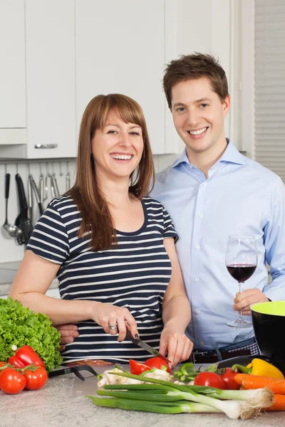 Ευτυχισμένο ζευγάρι στην κουζίνα τους — Φωτογραφία Αρχείου