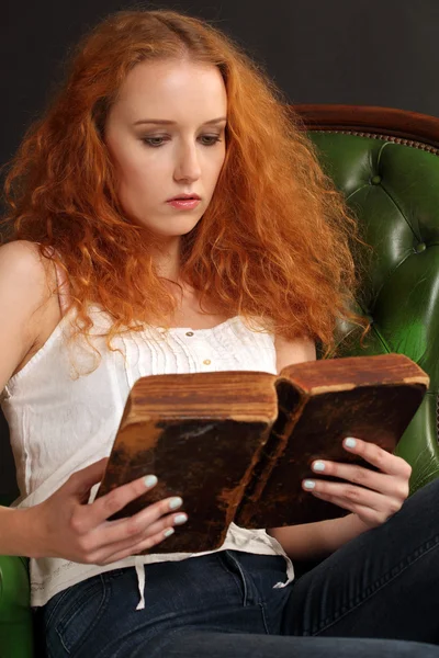 Ruiva bonita lendo uma bíblia — Fotografia de Stock