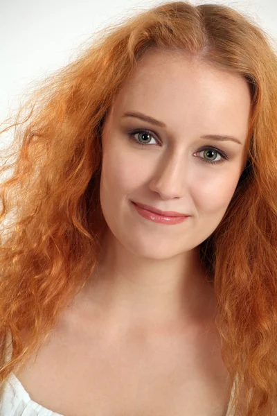 Portréja egy gyönyörű vörös hajú — Stock Fotó