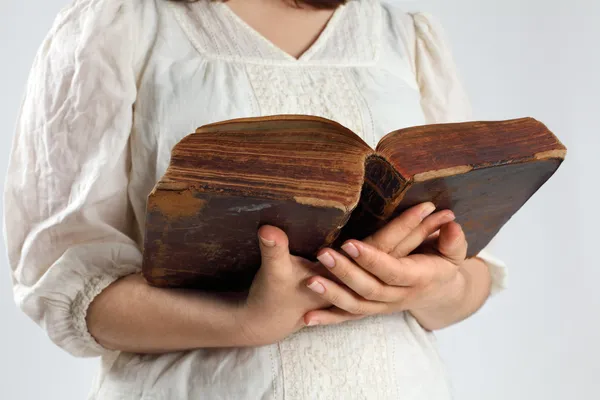 Leitura de uma bíblia antiga — Fotografia de Stock