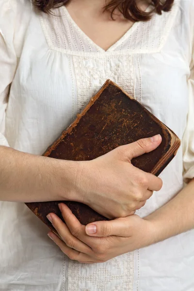 Ruce držící staré bible — Stock fotografie