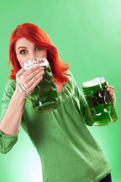 Ruiva desfrutando de cerveja verde — Fotografia de Stock