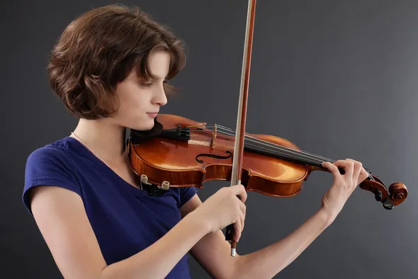 젊은 여성 바이올린 연주 — 스톡 사진