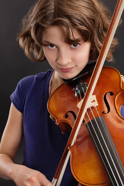어린 소녀 바이올린 연주 — 스톡 사진
