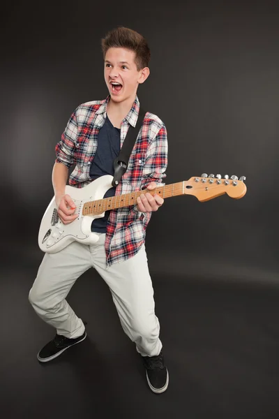 Nastolatka, gra gitara elektryczna — Zdjęcie stockowe