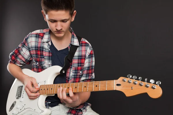 Giovane maschio suonare la chitarra elettrica — Foto Stock