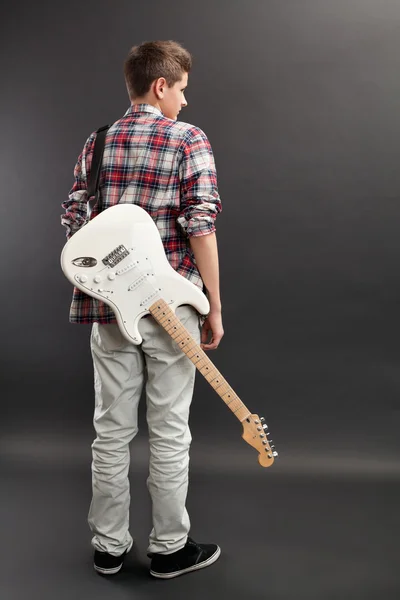 Adolescent debout avec guitare électrique — Photo