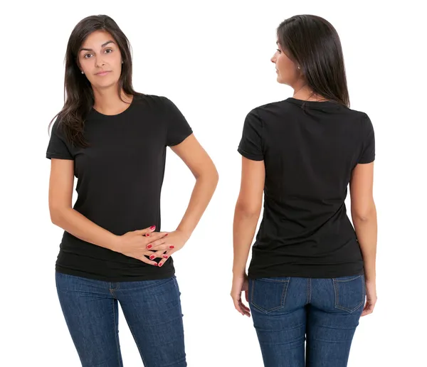 Жінка стоїть з порожньою чорною сорочкою — стокове фото