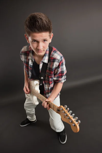 Giovane maschio posa con una chitarra — Foto Stock