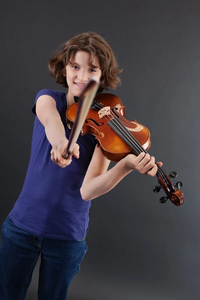 Lány birtoklás móka-val egy hegedű — Stock Fotó
