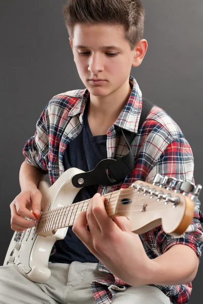 Teenager praticare la chitarra elettrica — Foto Stock