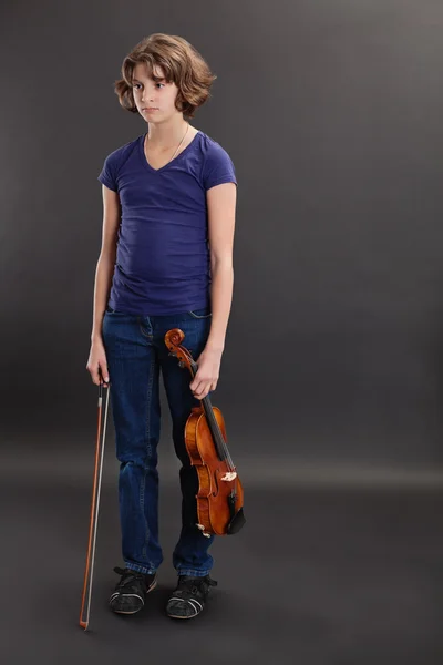 Znudzony lekcje gry na skrzypcach — Zdjęcie stockowe