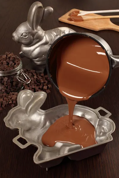 Herstellung von Schokoladen-Osterhasen — Stockfoto