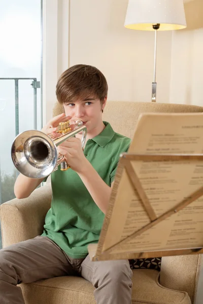 Treino de trompete em casa — Fotografia de Stock