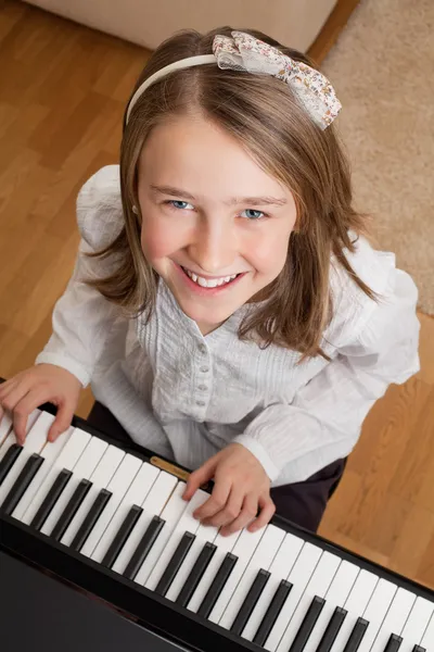 Playing the piano at home — Stock Photo, Image