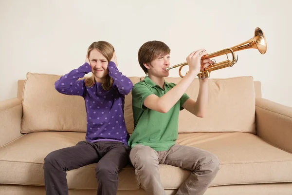 Playing trumpet badly — Stock Photo, Image