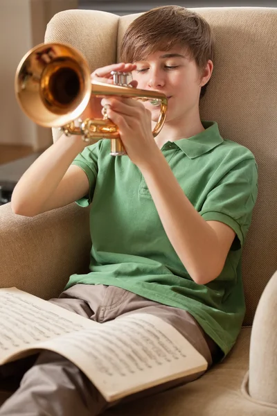 Playing the trumpet at home — Stock Photo, Image