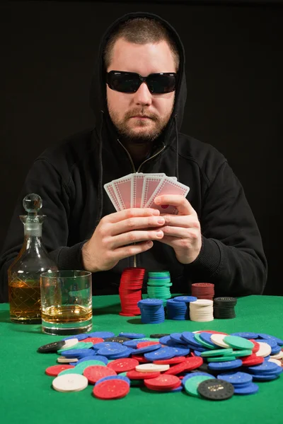 戴着墨镜的扑克玩家 — 图库照片