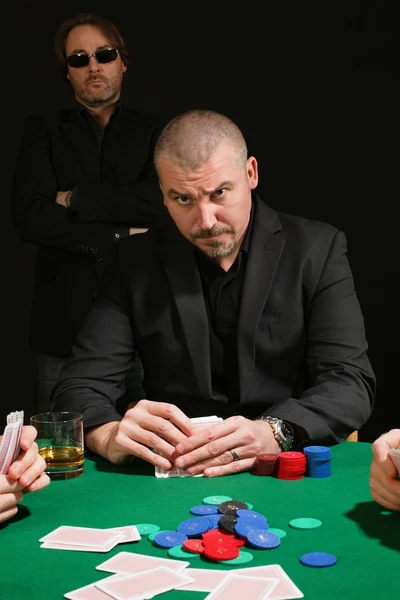 Серьезный игрок в покер — стоковое фото