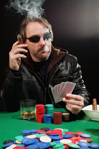 Smoking gambler — Stock Photo, Image
