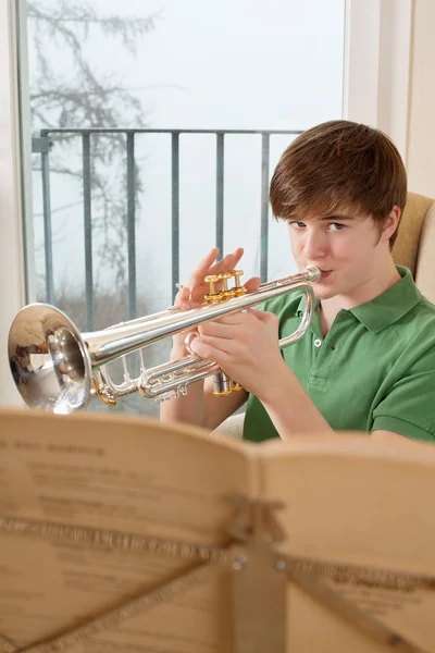 Мужчина-подросток играет на трубе — стоковое фото