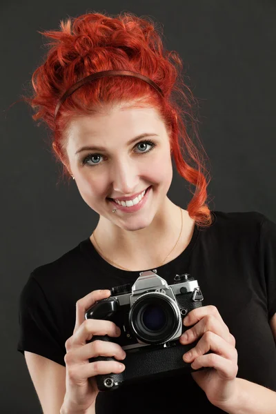 赤毛のカメラを保持しています。 — ストック写真