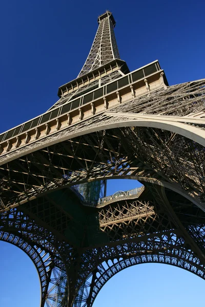 Olhando para a Torre Eiffel — Fotografia de Stock