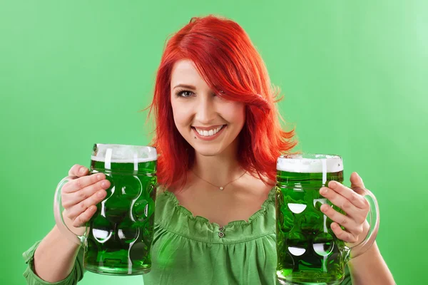 Ruiva segurando cervejas verdes — Fotografia de Stock