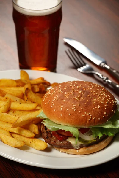 Hamburger a hranolky v hospodě — Stock fotografie