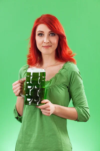 Schöne Frau trinkt grünes Bier — Stockfoto