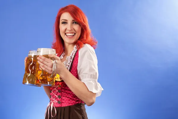 Oktoberfest θηλυκό χαμογελώντας με μπύρα — Φωτογραφία Αρχείου