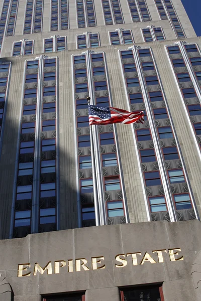 Amerikan bayrağı ve empire state Binası — Stok fotoğraf