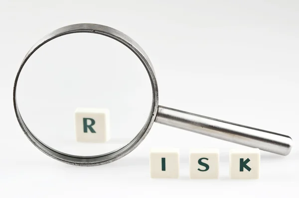 Parola di rischio e lente d'ingrandimento — Foto Stock