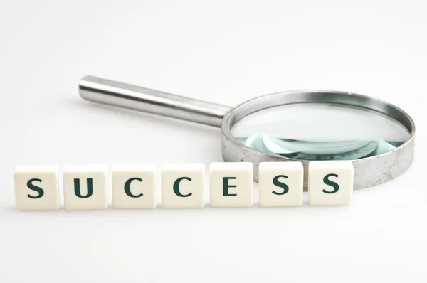 Słowo sukces i szkło powiększające — Zdjęcie stockowe