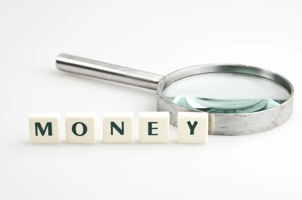 Pengar word och förstoringsglas — Stockfoto