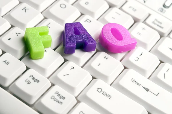 FAQ palabra hecha por letras de colores en el teclado — Foto de Stock