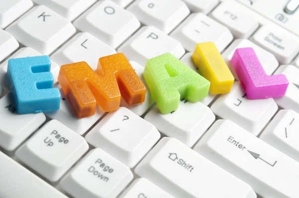 E-mail word gemaakt door kleurrijke letters — Stockfoto