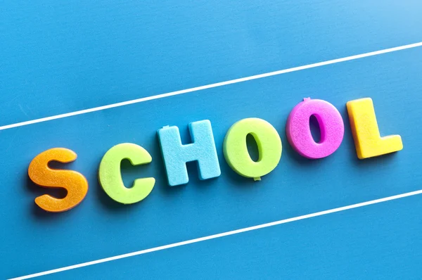 青色のボード上の学校の単語 — ストック写真