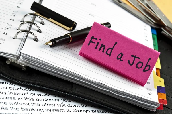 Encontre uma nota de emprego na agenda e na caneta — Fotografia de Stock