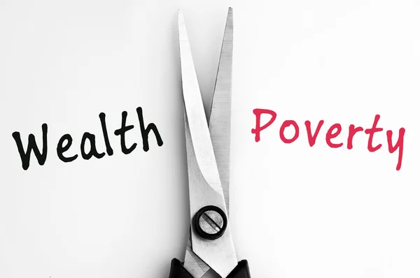 Rikedom och fattigdom ord med sax i mitten — Stockfoto