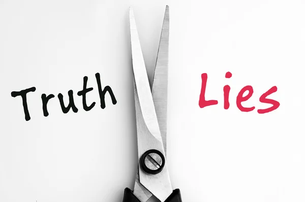 Słowa prawdy i kłamstwa z nożyczkami w środku — Zdjęcie stockowe