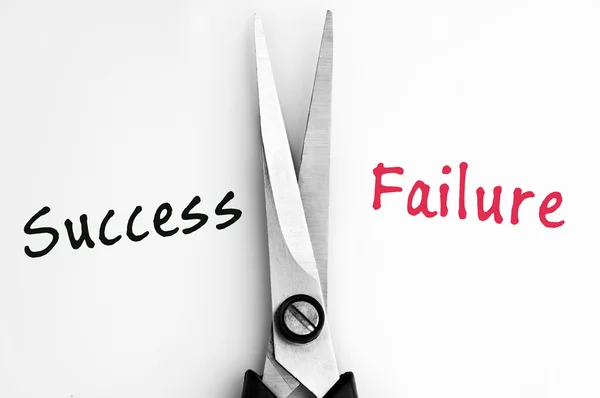 Éxito y palabras de fracaso con tijeras en medio — Foto de Stock